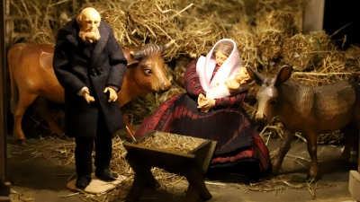 Die Handwerkerkrippe verblüfft mit ihren Details, zum Beispiel mit Maria, Josef, dem Kind und natürlich Ochs und Esel. Unser Bild zeigt die Szenerie am früheren Standort, dem Markgrafenmuseum. (Archivbild: Oliver Herbst)