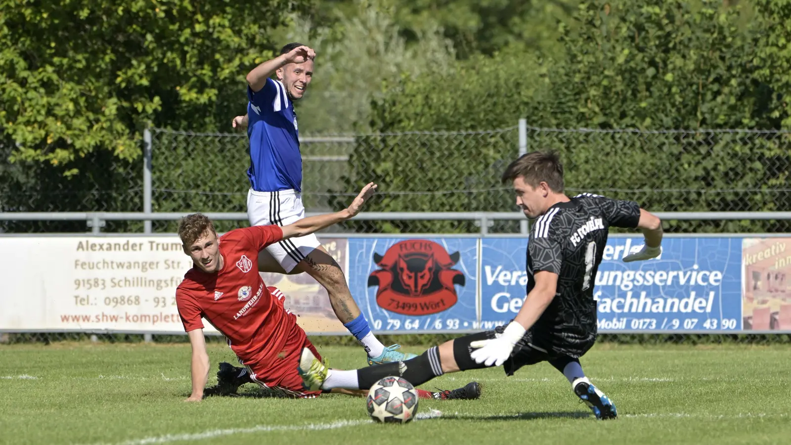 Auch mit vereinten Kräften kann der FC Dombühl (links Moritz May, rechts Torwart Dominic Wächter) den Querpass von Tobias Gebhardt zum 0:1 nicht vereiteln. Am Ende siegte die SG Wind mit 1:0. (Foto: Martin Rügner)