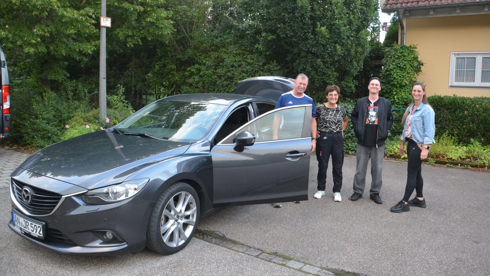 Eine Rolle im neuen Franken-Tatort spielt der Mazda 6 von Jochen Hammele, hier mit Ehefrau Rafaela, Requisiteur David Kofler und Lisa Kleemann (von links). (Foto: Peter Tippl)