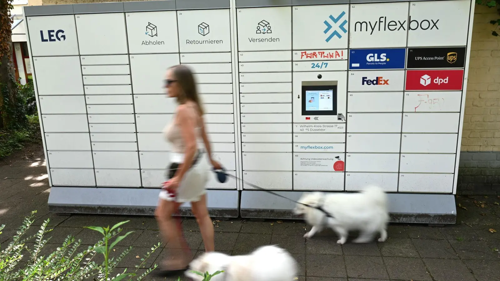 Gassigehen am Paketautomaten vorbei: Alltagsszene aus Düsseldorf. (Foto: Wolf von Dewitz/dpa)