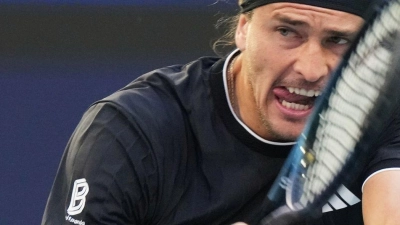 Voller Fokus auf den Ball - und jetzt auch auf die Sandplatzsaison: Alexander Zverev. (Archivbild) (Foto: Marta Lavandier/AP/dpa)