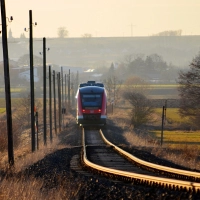 Die Aischgrundbahn Neustadt/Aisch–Steinach ist derzeit wegen hitzebedingter Schäden für den Zugverkehr gesperrt. (Archivbild: Johannes Hirschlach)