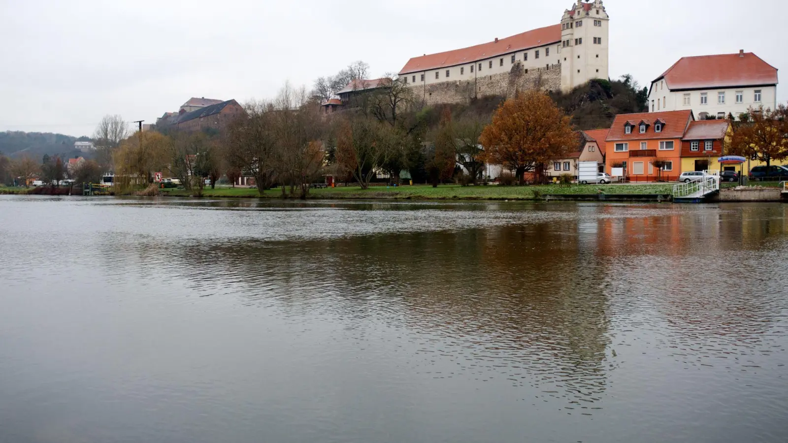 Die neue „Kulturerlebnisroute Wettiner Weg“ führt auch an der Burg Wettin nahe Halle vorbei. (Foto: Peter Endig/dpa-Zentralbild/dpa-tmn/Archiv)