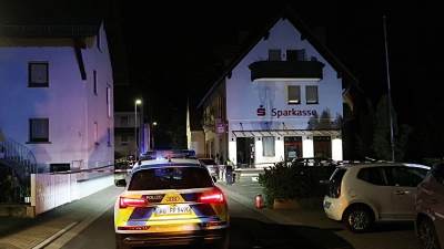 In Waldaschaff wurde ein Geldautomat gesprengt. Die dazugehörige Sparkassenfiliale ist in einem bewohnten Mehrfamilienhaus untergebracht.  (Foto: Ralf Hettler/dpa)