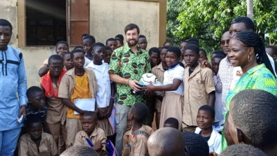 Der Hagenbüchacher Daniel Sperr übergibt Fußbälle an Schülerinnen und Schüler in Bassar. (Foto: privat)