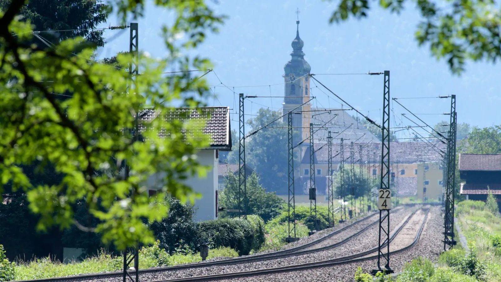 Die alte Bahnstrecke Rosenheim - Kufstein bei Flintsbach am Inn. Die DB will die 1858 eröffnete historische Strecke neu bauen. Die geschätzten Kosten liegen bei knapp neun Milliarden Euro, hinzu kommt ein immenser Risikopuffer. (Archivbild) (Foto: Matthias Balk/dpa)