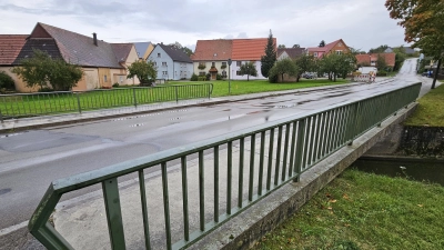 Wird durch einen Neubau ersetzt: Die marode Brücke über den Pflatterbach in Wieseth. (Foto: Wolfgang Grebenhof)