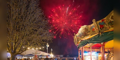 Das Brillant-Feuerwerk, das pünktlich am Samstag um 22 Uhr mit einem lauten Knall beginnt, begeistert Klein und Groß. (Foto: Mirko Fryska)