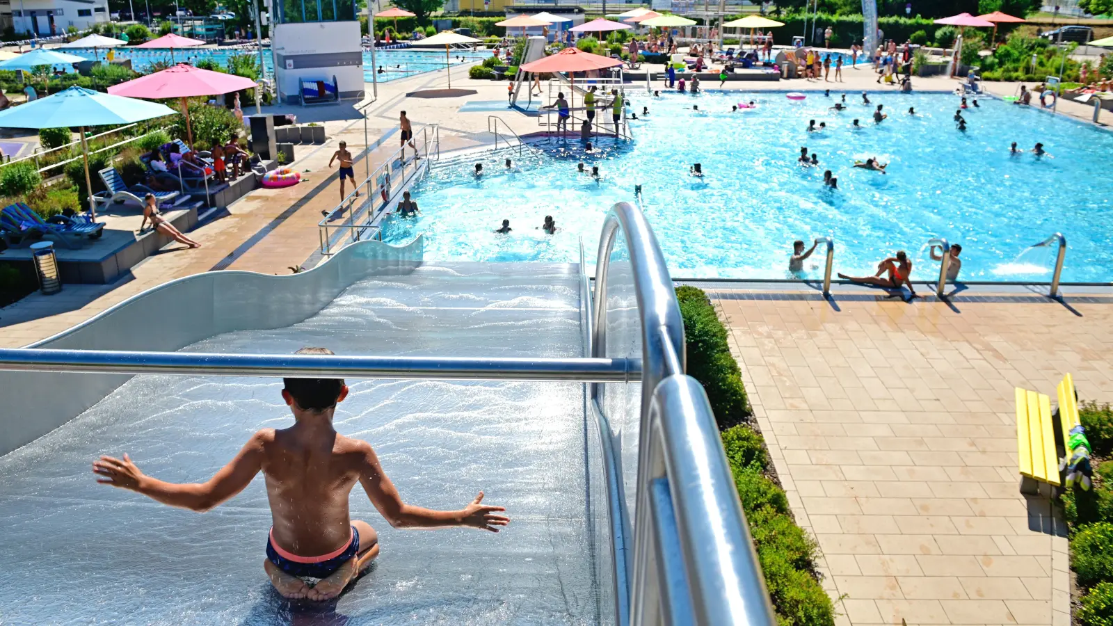 Das Freibad Aquella in Ansbach startet in die neue Saison am 10. Mai. (Archivbild: Jim Albright)