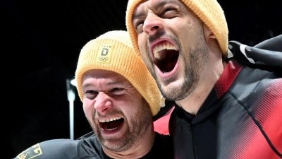 Johannes Lochner (Pilot, l) und Georg Fleischhauer (Deutschland) gewinnen im Zweierbob ihr erstes Olympia-Gold. (Foto: Robert Michael/dpa)