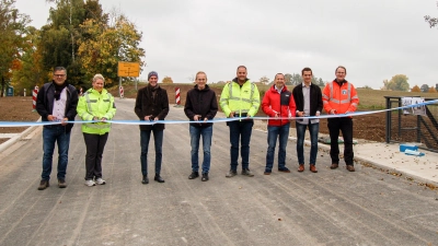 Auf der neuen Brücke an der Reichertsmühle durchschnitten Vertreter des Staatlichen Bauamtes, der Stadt sowie der am Projekt beteiligten Firmen das Band. (Foto: Markus Weinzierl)