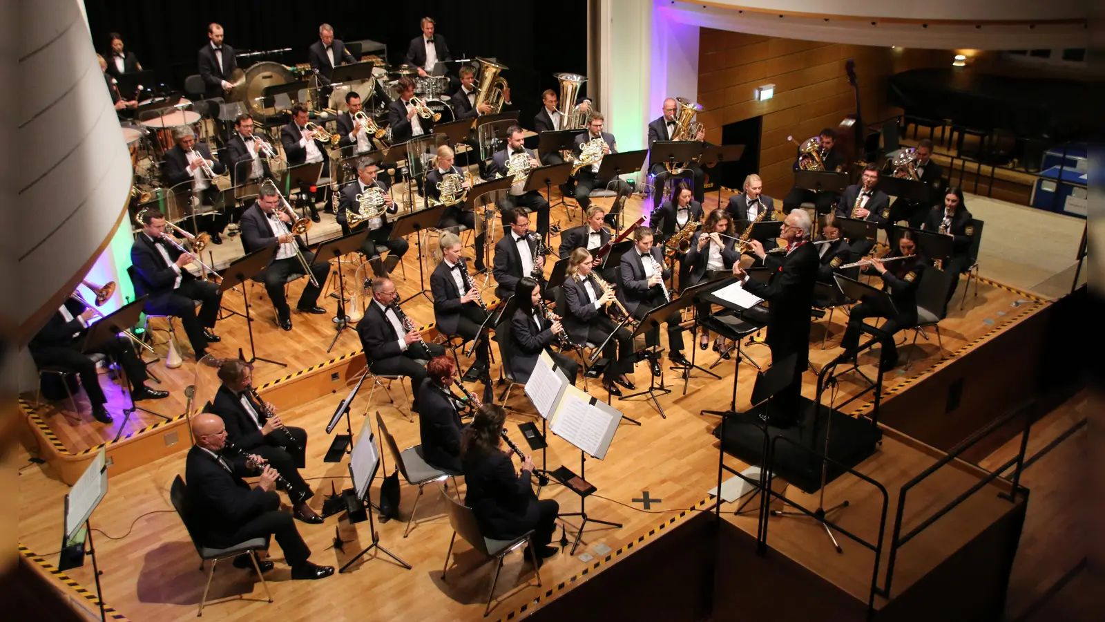 Mit feierlichen Herbstklängen stimmte das Bayerische Polizeiorchester auf die kälteren Tage ein. (Foto: Stefan Neidl)