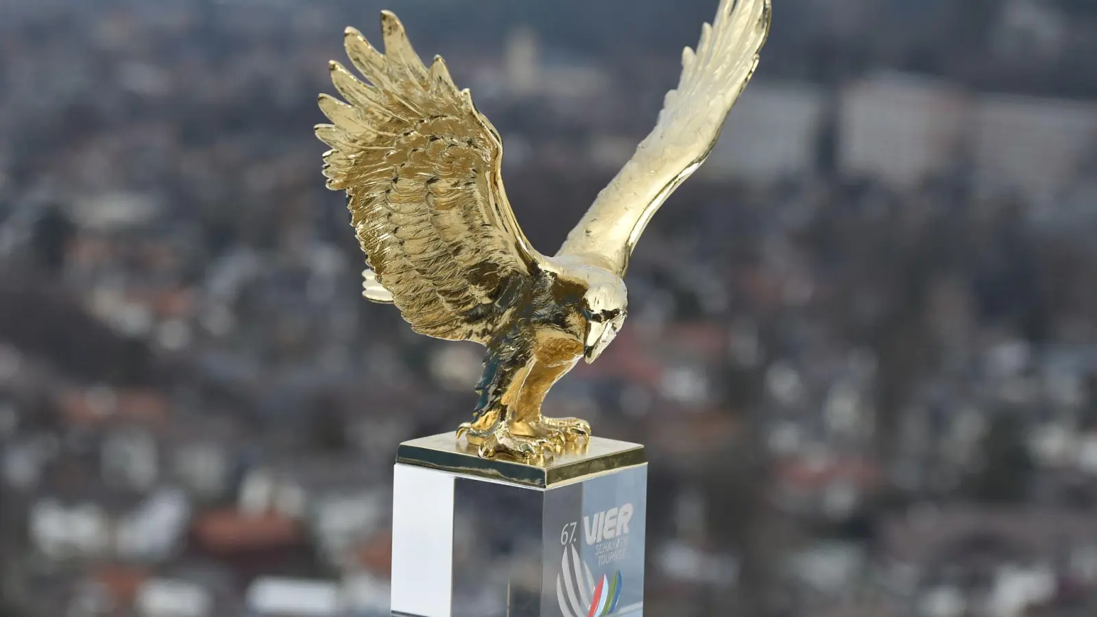 Bisher kämpfen nur Männer um den goldenen Adler: Der Pokal für den Gesamtsieger der Vierschanzentournee. (Foto: Angelika Warmuth/dpa)