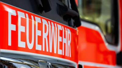 Die Feuerwehr ist derzeit noch mit den Nachlöscharbeiten auf der A93 beschäftigt. (Symbolbild)  (Foto: Soeren Stache/dpa)