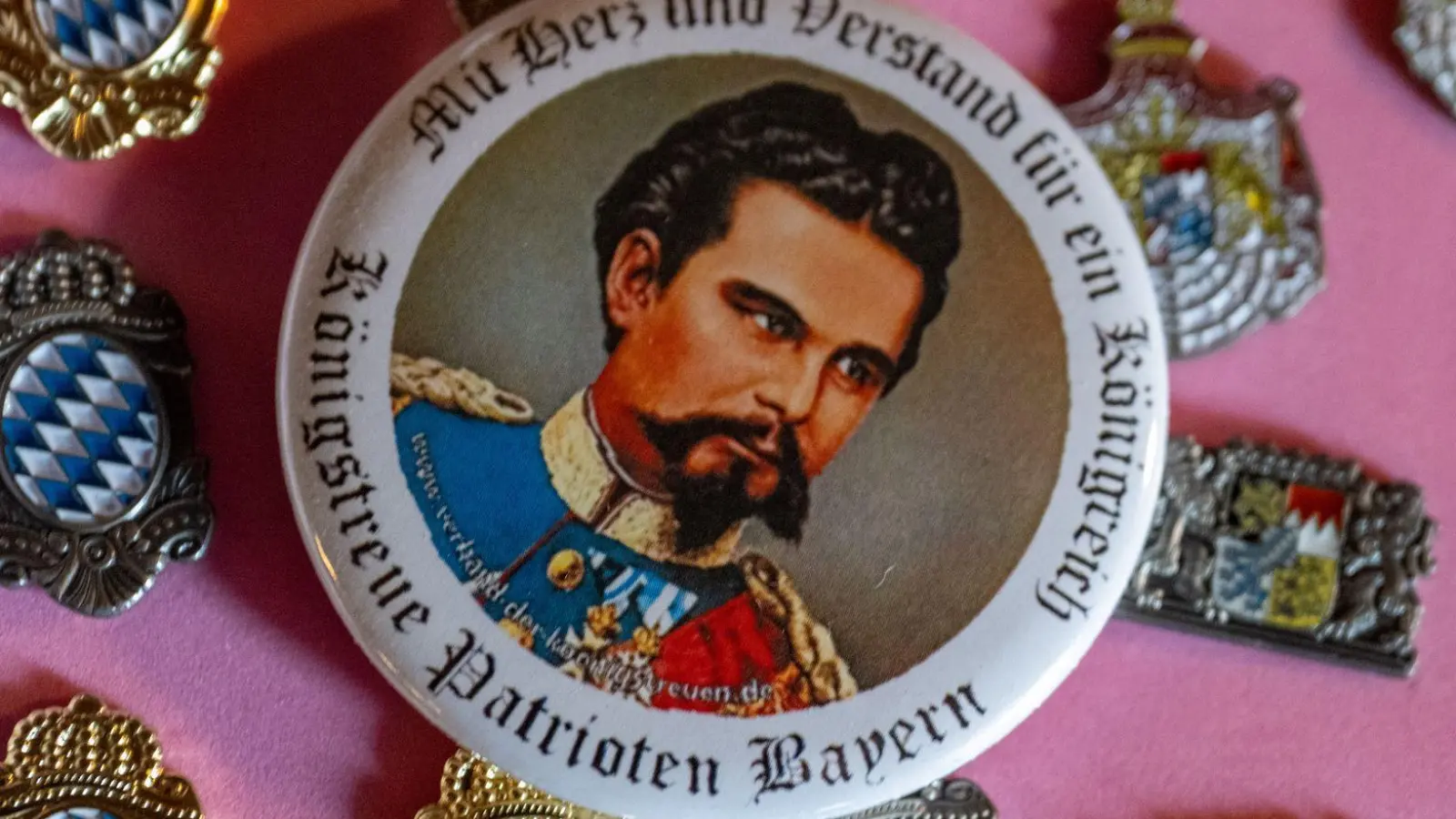 Von König Ludwig II. gibt es Anstecker, Bierkrüge und  T-Shirts. (Archivbild)  (Foto: Stefan Puchner/dpa)