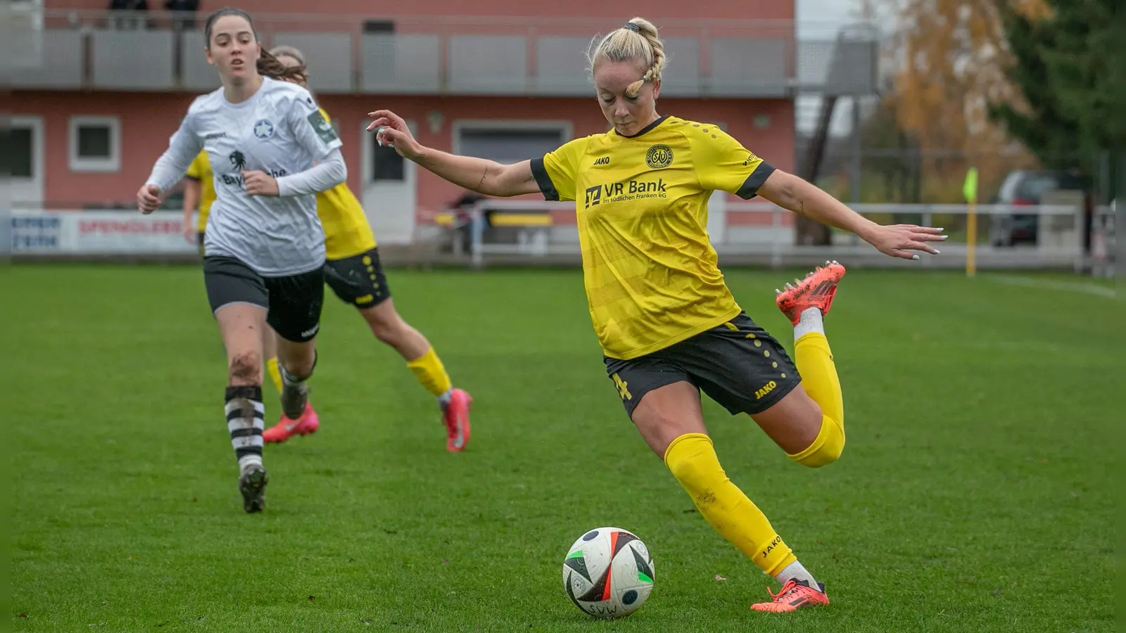 Nadine Hilkertz und der SV Weinberg (hier im Spiel gegen Wacker München) siegten 4:2 beim SC Sand II (Foto: Markus Zahn)