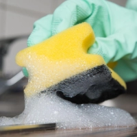 Nicht erst wechseln, wenn’s müffelt: Geruch und Optik sind laut BfR kein verlässliches Zeichen dafür, ob ein Schwamm noch hygienisch ist. (Foto: Andrea Warnecke/dpa-tmn)