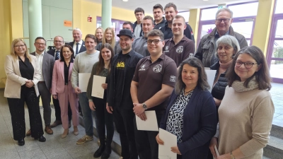 Die politische Prominenz (links) freute sich gemeinsam mit den ehrenamtlich besonders Aktiven, die beim Neujahrsempfang in Emskirchen ausgezeichnet wurden. (Foto: Rainer Weiskirchen)