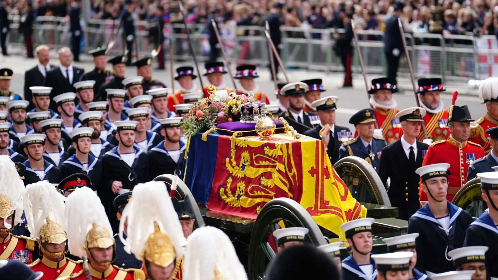 Der Sarg von Königin Elizabeth II. wird in einer feierlichen Prozession nach der Trauerfeier in der Westminster Abbey durch die Straßen Londons gezogen. (Foto: David Davies/PA Wire/dpa)