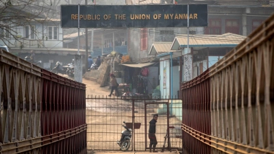 Ein Myanmare blickt an der Grenze zwischen Indien und Myanmar in Richtung der indischen Seite (Archivbild). (Foto: Anupam Nath/AP/dpa)