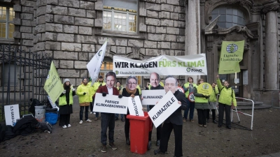 Aktivisten mit Masken von Wirtschaftsminister Habeck (l-r), Bauministerin Geywitz, Bundeskanzler Scholz und Verkehrsminister Wissing protestierten vor dem Oberverwaltungsgericht Berlin. (Foto: Sebastian Christoph Gollnow/dpa)