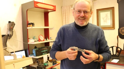 Fritz Oberdorfer ist ein Meister im Gravieren von Messergriffen aus Elfenbein.  (Foto: Thomas Schaller )