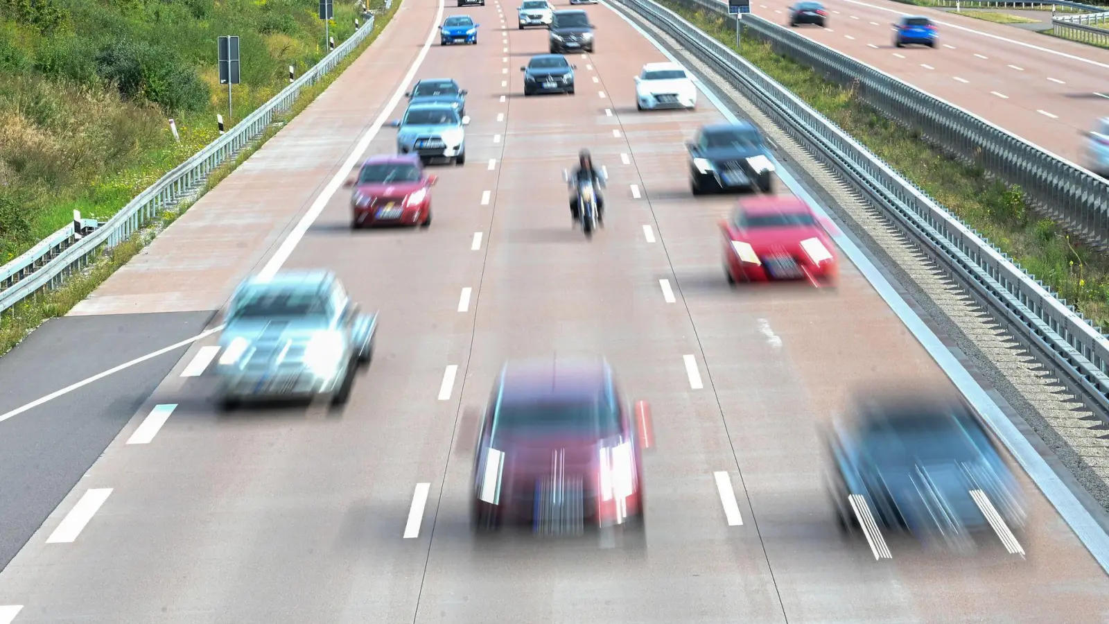 Entspannt zum Ziel: Gerade auf längeren Fahrten braucht es regelmäßige Pausen. (Foto: Heiko Rebsch/dpa/dpa-tmn)