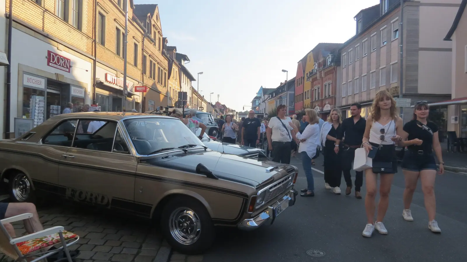 Bei der Kultur- und Einkaufsnacht gab es eine Oldtimershow – manche davon kamen direkt aus Neustadt. (Foto: Valentin Brendler)