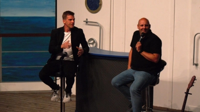 Boten ein wahres Meisterwerk aus politischer Satire, musikalischer Unterhaltung und einer Portion Dialektwitz in Dinkelsbühl (von links): Jochen Schaible und Christoph Maul auf der Freilichtbühne.  (Foto: Emily Hochreuther)