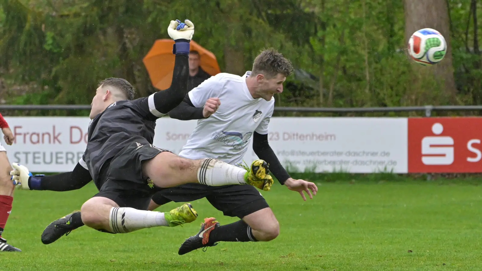 Der Arberger Felix Semmlinger erzielte gegen Torwart Benjamin Nölp vom SV Schalkhausen zwei Tore. (Foto: Martin Rügner)