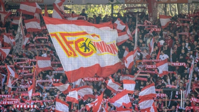 Fans von Union Berlin feuern ihr Team in der Alten Forsterei an. (Foto: Andreas Gora/dpa)