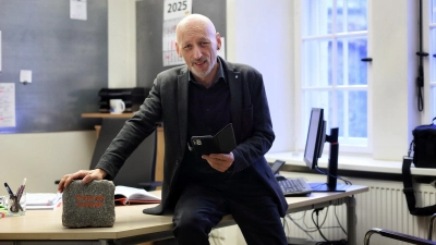 Intendant Peter Cahn in seinem Büro. Er inszeniert „Das perfekte Geheimnis“, eine Smartphone-Komödie von Paolo Genovese. (Foto: Thomas Wirth)