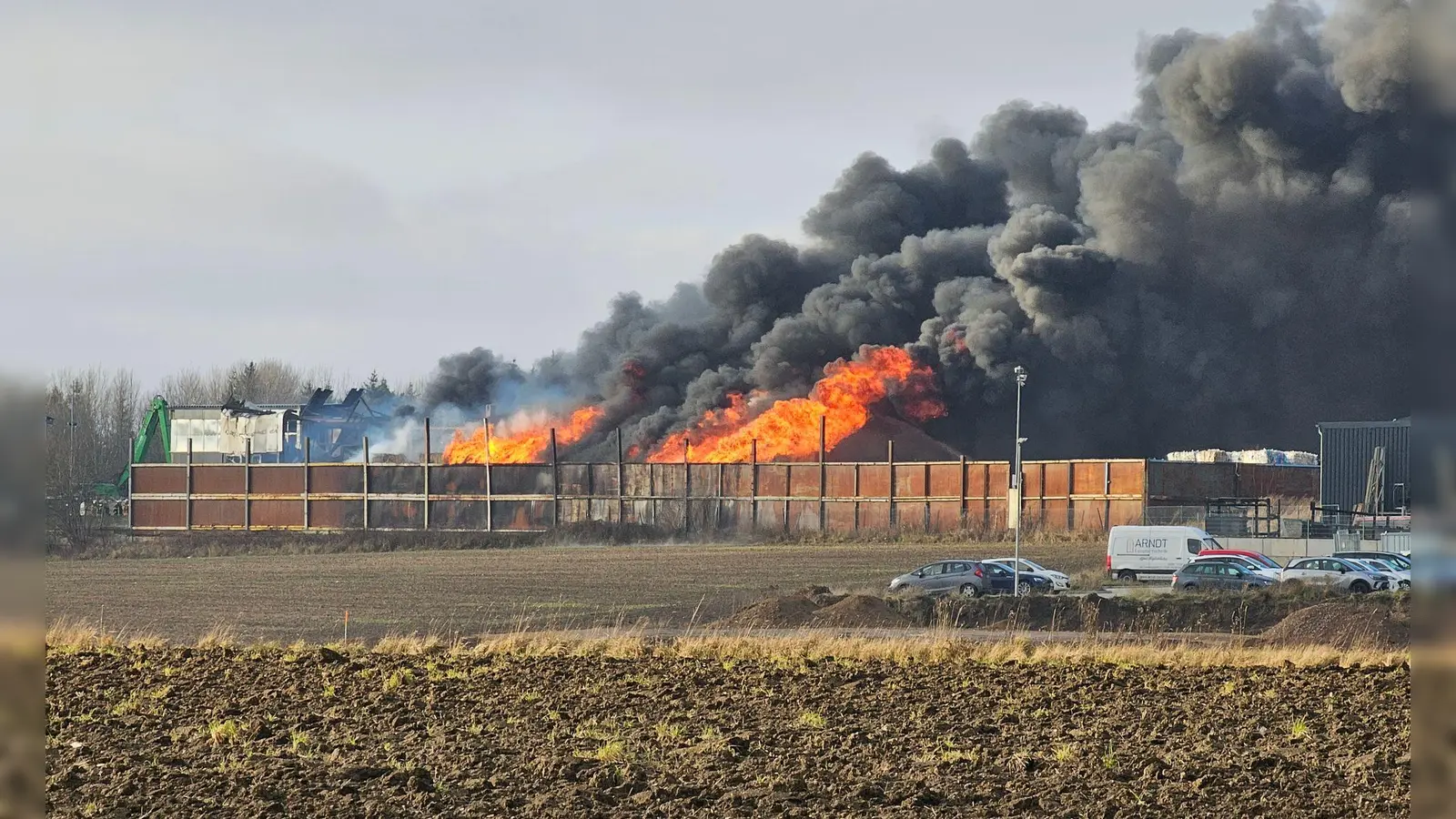Rund 300 Kräfte von Polizei, Feuerwehr und Rettungsorganisationen waren wegen des Feuers im Einsatz. (Foto: Mike Müller/dpa)