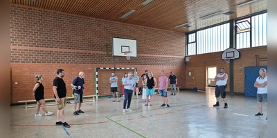 Die Mehrzweckhalle in Flachslanden ist inzwischen stark in die Jahre gekommen. Wo sich überall Probleme zeigen, erfuhren die Gemeinderats-Mitglieder bei einem gemeinsamen Ortstermin mit Vertretern des Sportvereins und der Grundschule. (Foto: Andrea Walke)