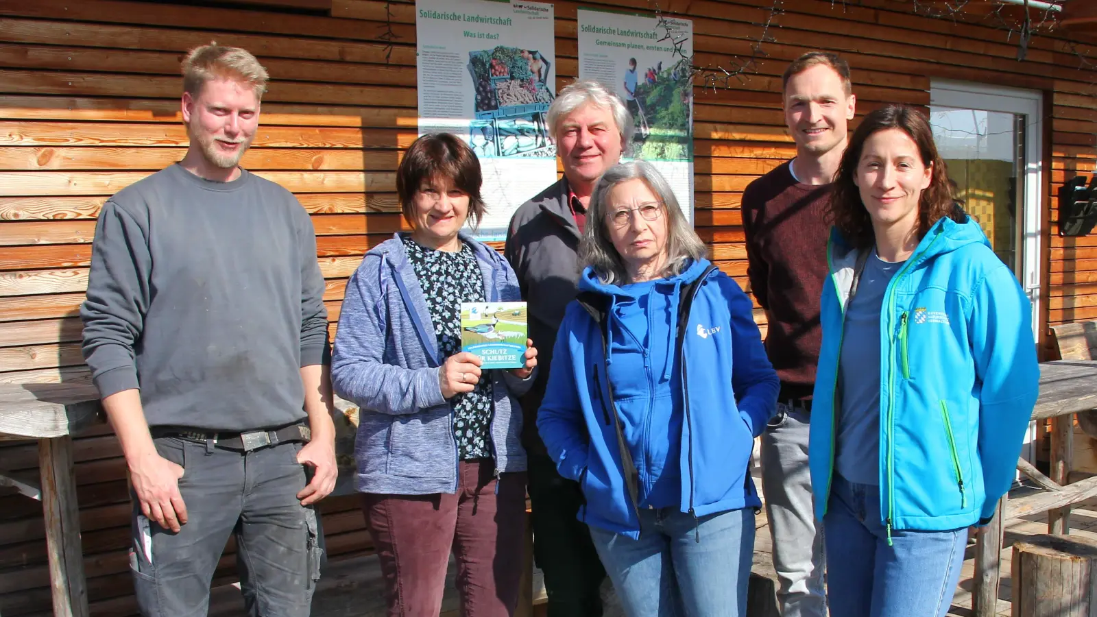 Bio-Landwirt Harald Prechtel (Mitte hinten) mit Frau Mirjam Prechtel-Knapp und Sohn (links) sowie die LBV-Kreisgruppenvorsitzenden Margareta Loscher (Dritte von rechts), Sophia Heinl von der Unteren Naturschutzbehörde (vorne rechts) und Projektbetreuer Matthias Bull (hinten rechts).  (Foto: Ralf Bolz)