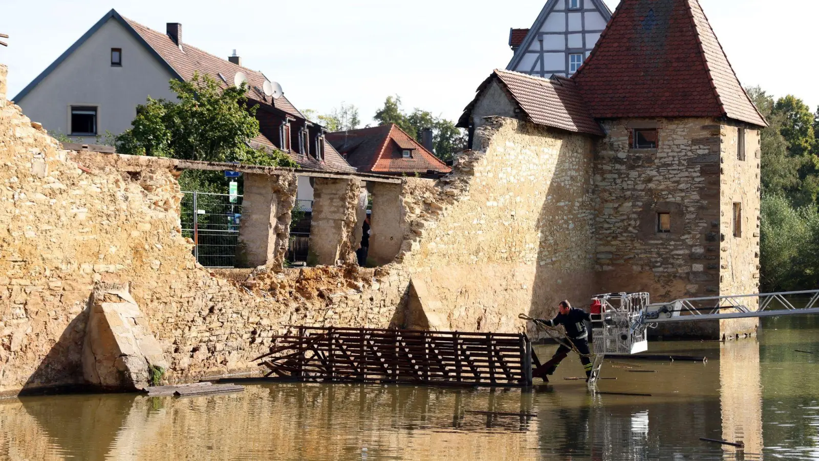 In Folge der Unwetter mit Starkregen in Franken ist ein Teil der historischen Stadtmauer in Weißenburg eingestürzt. (Foto: Goppelt/vifogra/dpa)