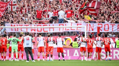 Einschwören auf Paris Saint-Germain: Die Bayern-Profis vor der Fankurve. (Foto: Harry Langer/dpa)