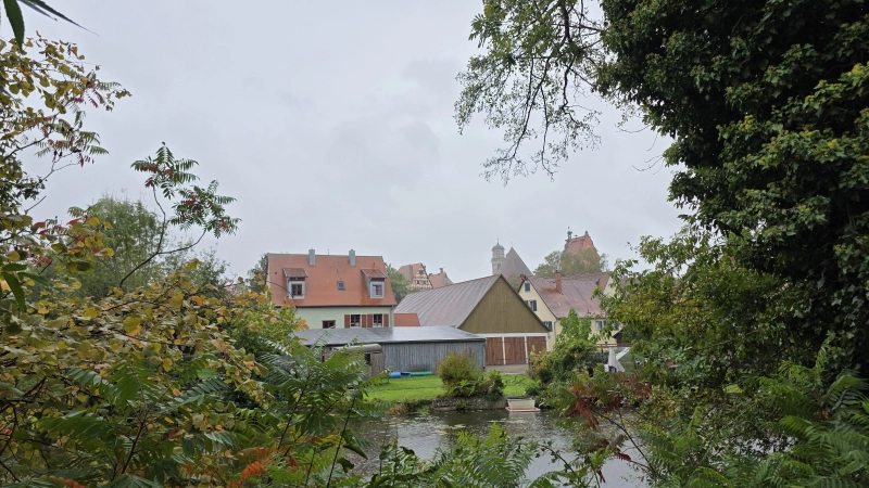 Blick auf die Wörnitzvorstadt. Im Hintergrund markiert der Turm des Münsters das historische Zentrum innerhalb des Mauerrings. Inwieweit die Dachlandschaft der Vorstadt die gleiche Wertigkeit wie die des Kernbereichs hat, darüber wurde im Bauausschuss diskutiert.  (Foto: Markus Weinzierl)