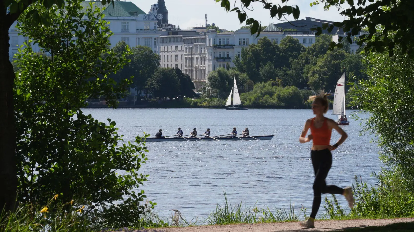 Der Sommer dreht auf und bringt Temperaturen jenseits der 30-Grad-Marke (Foto: Marcus Brandt/dpa)