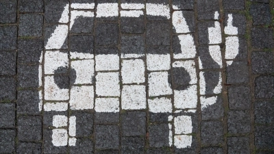 Parkplatz für Elektroautos. Jeder siebte Pkw in den Fuhrparks der Firmen war im vergangenen Jahr ein E-Auto. (Foto: Marco Rauch/dpa)