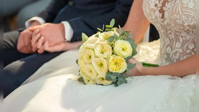 Heiraten an einem besonderen Ort in Feuchtwangen? Das macht der Trau-dich-Tag möglich. (Symbolbild: Silas Stein/dpa/Illustration)