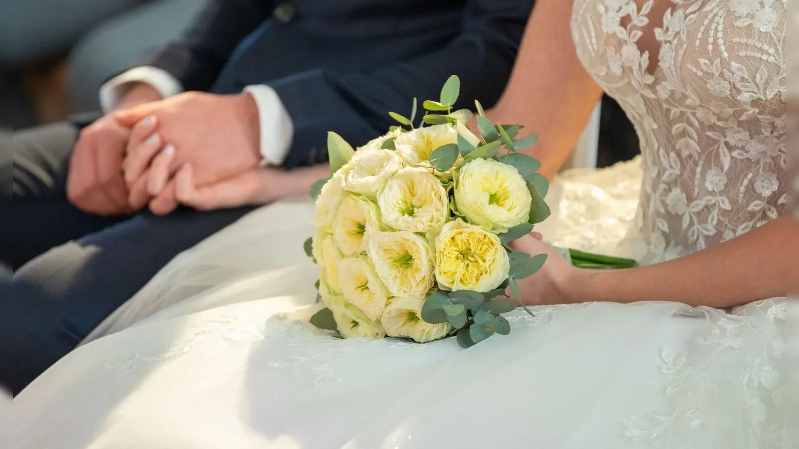 Heiraten an einem besonderen Ort in Feuchtwangen? Das macht der Trau-dich-Tag möglich. (Symbolbild: Silas Stein/dpa/Illustration)