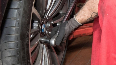 Nach dem Räderwechsel und einer ersten kurzen Fahrt sollten die Schrauben noch einmal nachgezogen werden. Warum diese Empfehlung sinnvoll ist, dürfte jetzt auch einer 30-Jährigen klar sein, von deren Pkw sich während der Fahrt ein Vorderrad löste. (Symbolbild: Robert Günther/dpa)
