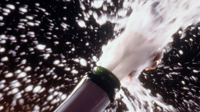 Ob mit oder ohne Grund zum Anstoßen: Die Deutschen lassen gern die Korken knallen.  (Foto: DWI/deutscheweine.de/dpa-tmn)