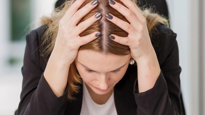 Wenn nichts mehr geht: Ein Burnout kann sich durch unterschiedliche Beschwerden bemerkbar machen.  (Foto: Monique Wüstenhagen/dpa-tmn)