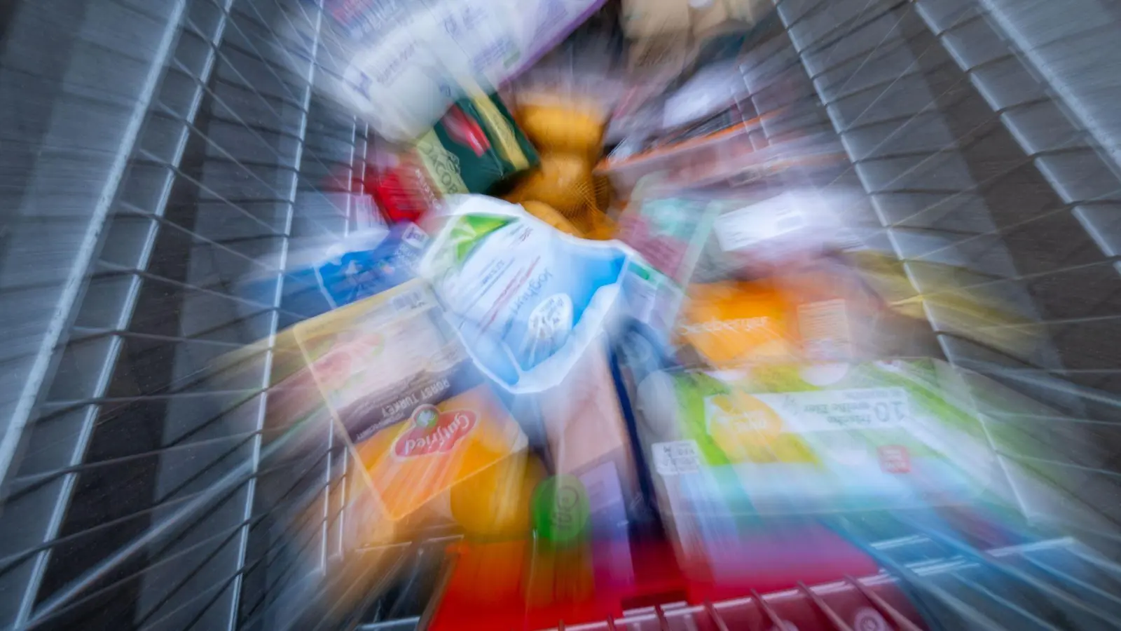 Wird ein Lebensmittel als „fettreduziert“ beworben, so muss es mindestens 30 Prozent weniger Fett enthalten als vergleichbare Produkte. (Foto: Jens Büttner/dpa/dpa-tmn)
