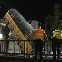 Die Polizei ermittelt, warum die beiden Züge zusammengestoßen sind.  (Foto: Ehsan Monajati/dpa)