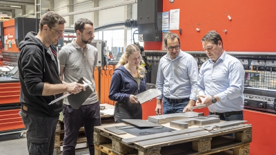 Indirekt hängen an Burkholz um Geschäftsführer Thomas Reisgies (Zweiter von rechts) nochmals 500 Arbeitsplätze bei Partnerbetrieben vor allem in Osteuropa. (Foto: Markus Loew)