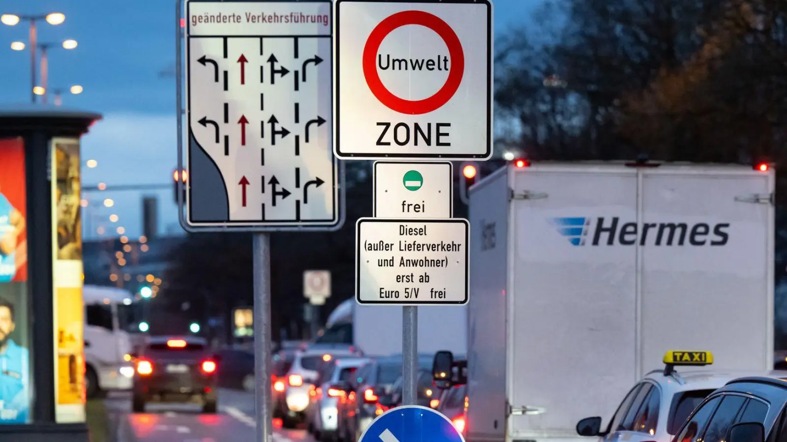 Der Stadtrat hat sich dafür ausgesprochen, auf einem bestimmten Abschnitt des Mittleren Rings ein Fahrverbot auf Euro-5-Fahrzeuge auszuweiten. (Symbolbild) (Foto: Sven Hoppe/dpa)