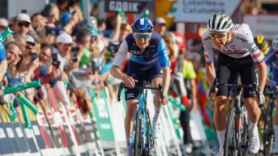 Tadej Pogacar (r) bereitet sich bei der Katalonien-Rundfahrt auf den Giro d&#39;Italia vor. (Foto: Roth/dpa)